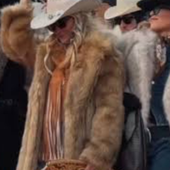 Oh my gosh look at this size small /medium
Mink fox mix genuine fur 1980s - Picture 3 of 17